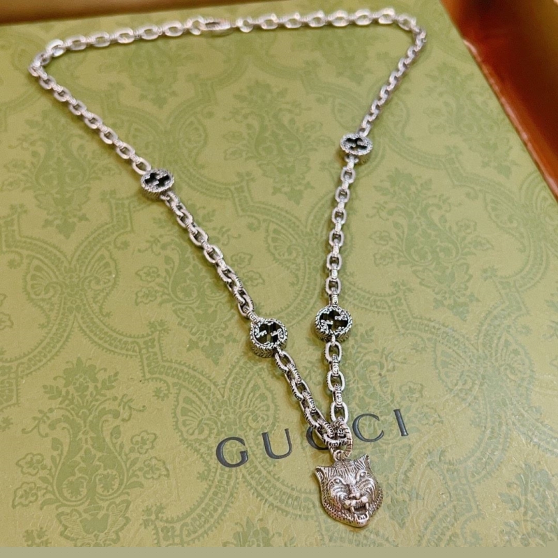 G*u*i necklaces